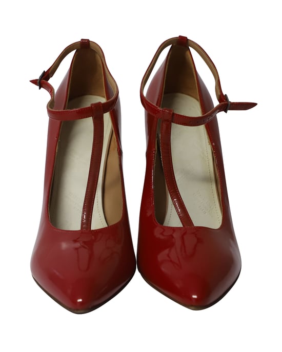 Maison Martin Margiela Rote Lackleder T-Strap Pumps mit Spitze - Image 2