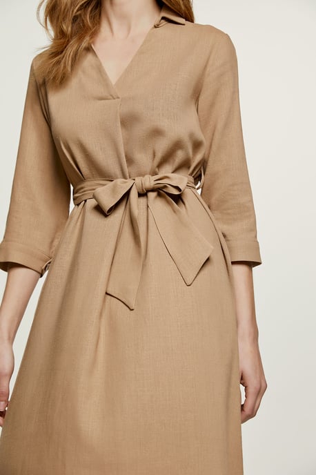 Beigefarbenes Midikleid aus Leinen mit Gürtel - Image 4