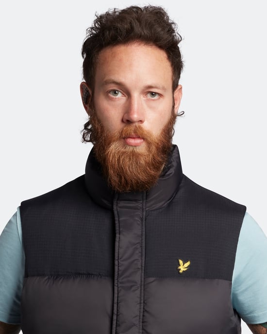 Lyle & Scott Wattierte Weste in Schwarz - Image 4