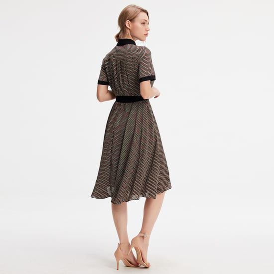 Bedrucktes Hemdkleid mit Druck und kontrastierendem Kragen - Image 3