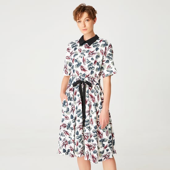 Trapèze-Robe in Midi-Länge mit feinen Brüsten und Fransen - Image 3