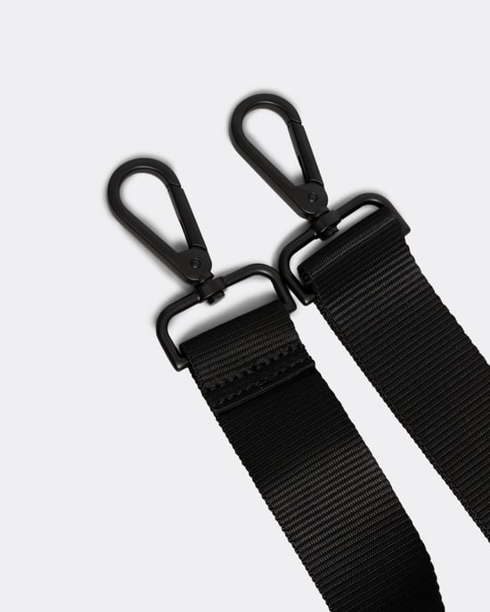 Einkaufen Für Fred Perry Tonal Classic Barrel Polyester Schwarz/Goldene Kreuztasche - Image 4