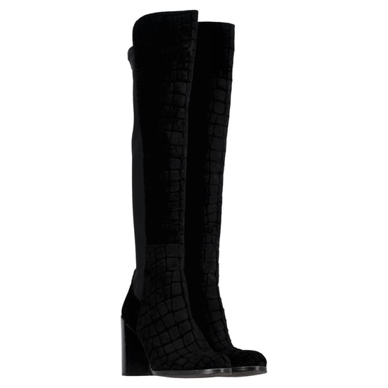 Stuart Weitzman – Kniehohe Stiefel mit Krokodilprägung aus schwarzem Samt - Image 3