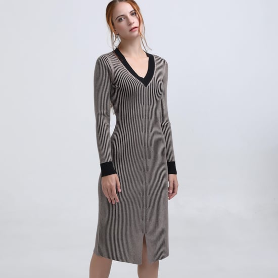 Zweifarbiges Kleid mit V-Ausschnitt - Image 1