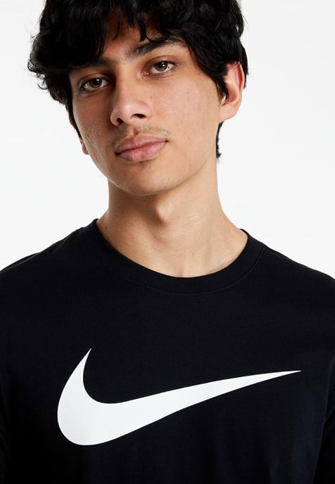 Nike Swoosh Logo-T-Shirt in Schwarz - Image 3
