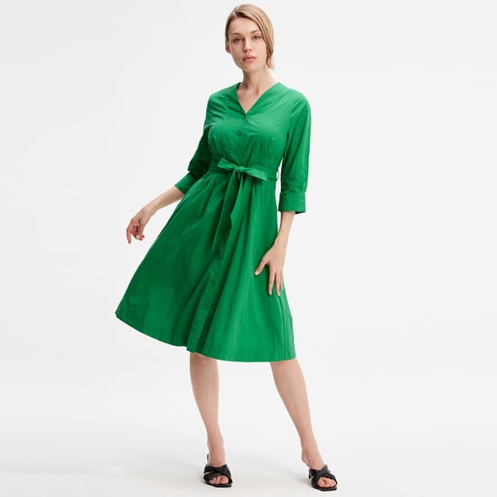 Minimalistisches Hemdblusenkleid aus Baumwolle mit geknotetem Gürtel - Image 1