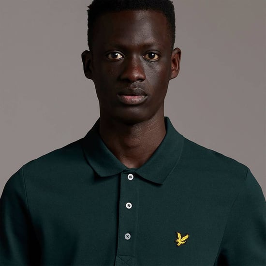 Als ultimative Stilikone von Lyle & Scott steht unser einfarbiges Poloshirt seit Jahrzehnten an der Spitze der Mode. Erhältlich in einer Vielzahl von Farben und hergestellt aus einer leichten, weichen Baumwollmischung, sind unsere Polos ein Muss für jeden - Image 4