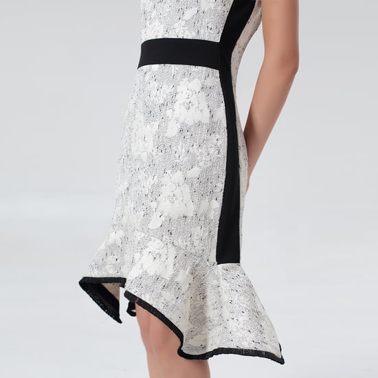 Maßgeschneidertes Brokatkleid mit kontrastierenden Borten - Image 5