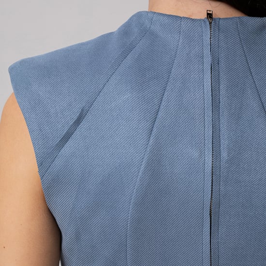 Tailliertes Kleid mit V-Ausschnitt - Image 5