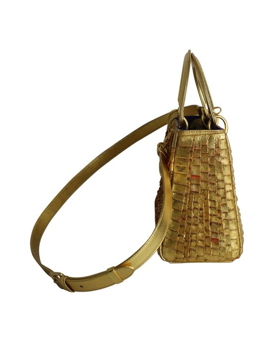 Dior Lady Dior Medium Bag 2019 Limited Edition von Olga de Amaral in goldfarbenem Leder - Image 2