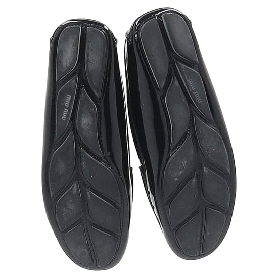 Miu Miu Loafers mit Kristall-Details aus schwarzem Lackleder - Image 6