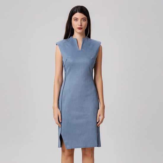 Tailliertes Kleid mit V-Ausschnitt - Image 3