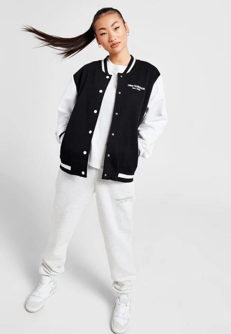 New Balance Damen Varsity Bomberjacke in Schwarz - Image 5
