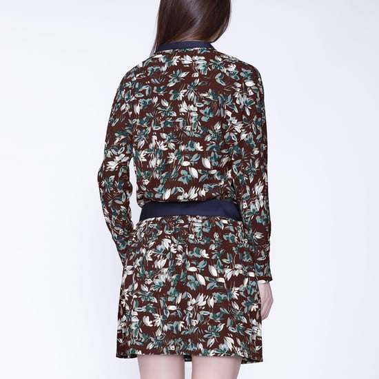Kurzes Kleid mit Satin-Kragen und Blätterdruck - Image 2