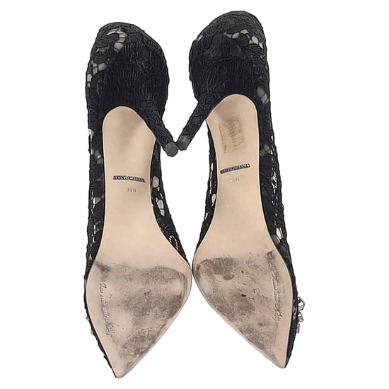 Dolce & Gabbana Spitzen-Regenbogen-Pumps mit Brosche aus schwarzem Rayon - Image 6