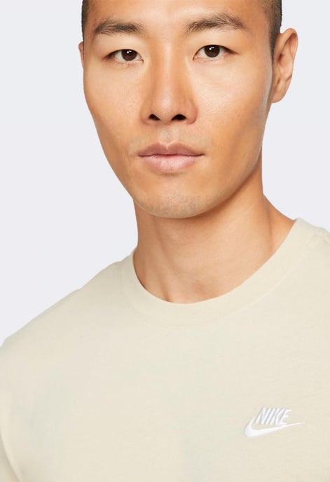 Nike Sportswear Club Herren-T-Shirt in Beige - Image 3