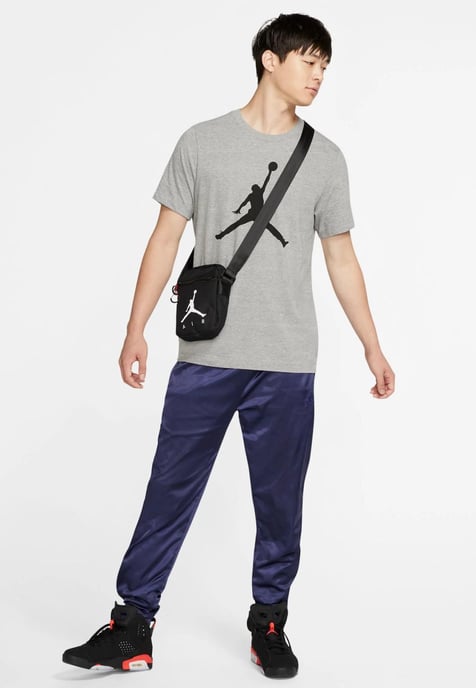 NIKE Herren M J Jumpman SS Crew T Shirt in grau - Image 4
