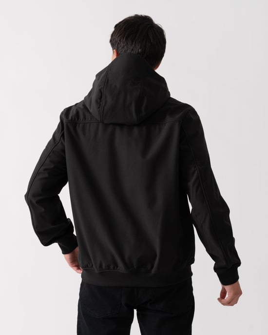 Tiefschwarze Softshelljacke mit Lyle & Scott-Markenlogo und Kapuze - Image 4