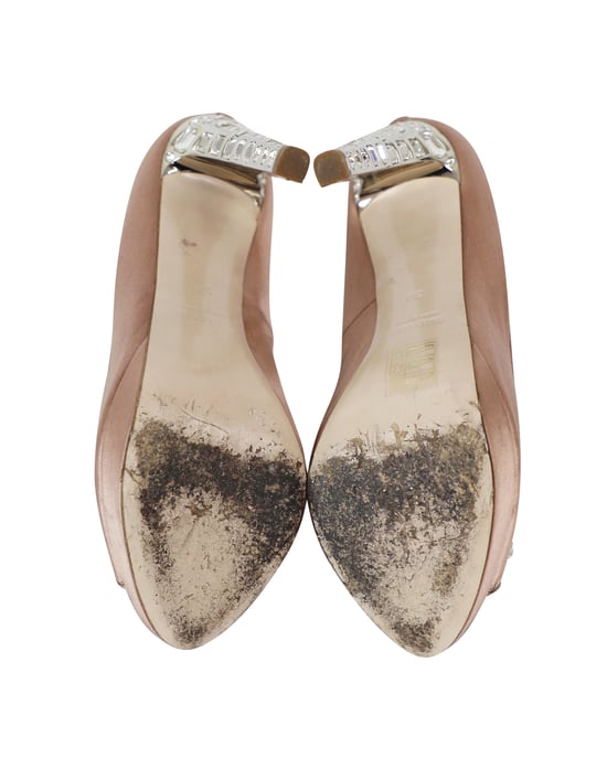 Miu Miu Kristallverzierte Peeptoe-Plateauschuhe aus nude Satin - Image 5