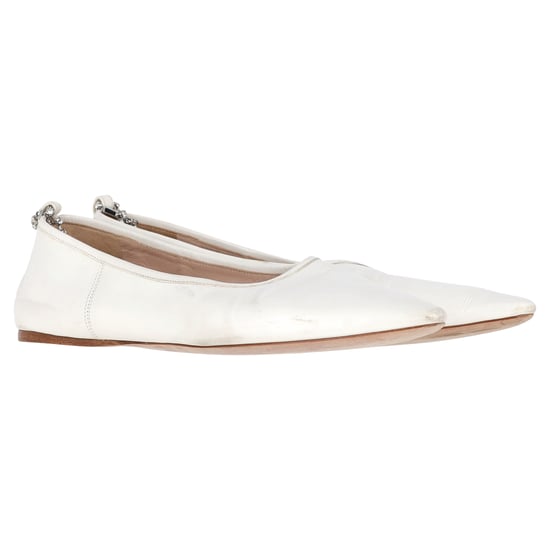 Miu Miu Ballerinas mit verziertem Riemen und spitzer Zehenpartie aus weißem Leder - Image 4