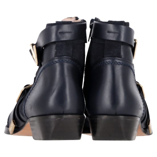Chloé Ankle Boots aus schwarzem Wildleder mit Schnallen- und Schnürdetails - Image 5