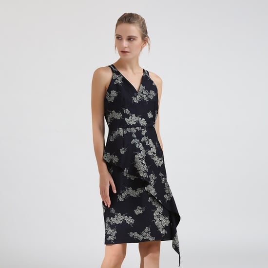 Maßgeschneidertes Denim-Kleid mit V-Ausschnitt - Image 1