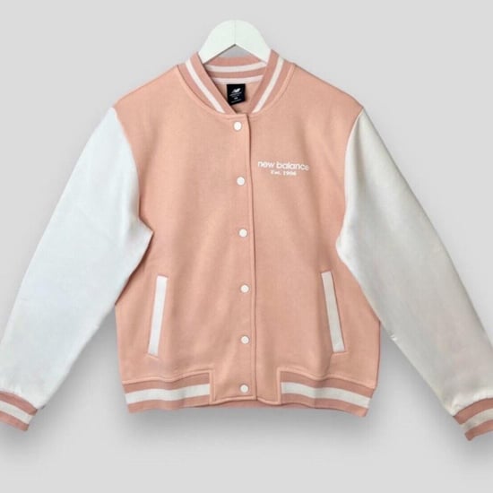 New Balance Damen Varsity Bomberjacke in Rosa - Image 1