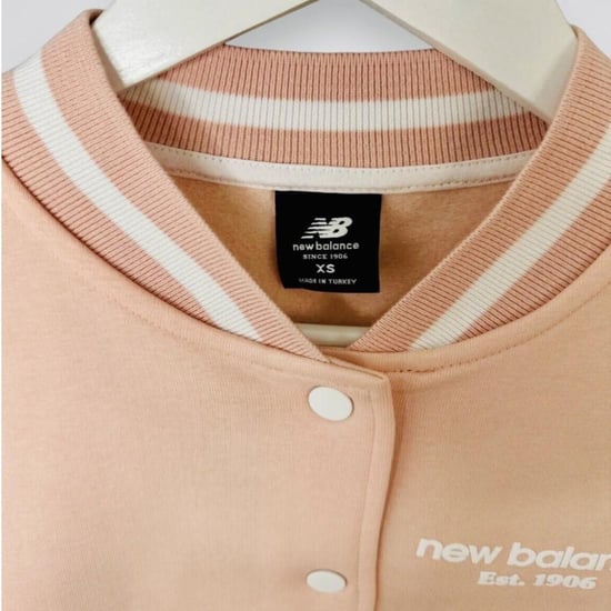 New Balance Damen Varsity Bomberjacke in Rosa - Image 3