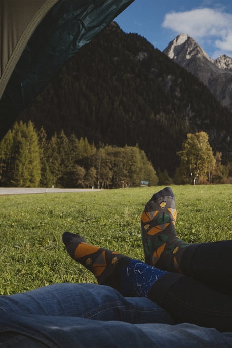 SPOX SOX - Herren & Damen Mismatched Novelty Odd Socks - Camping - Image 2