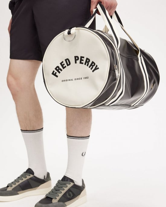 Einkaufen Für Fred Perry Classic Barrel Polyester Schwarz/Ecru Crossbody-Tasche - Image 4