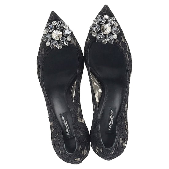 Dolce & Gabbana Spitzen-Regenbogen-Pumps mit Brosche aus schwarzem Rayon - Image 2