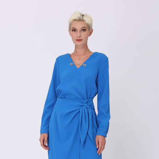 Bluse mit V-Ausschnitt und Zierkette - Image 2