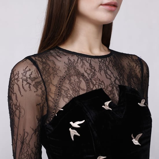 Langes goldenes besticktes Samtkleid - Image 3