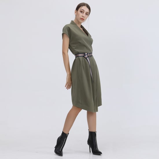 Mittellanges Kleid mit Wickeloptik und zusätzlichem Gürtel - Image 1