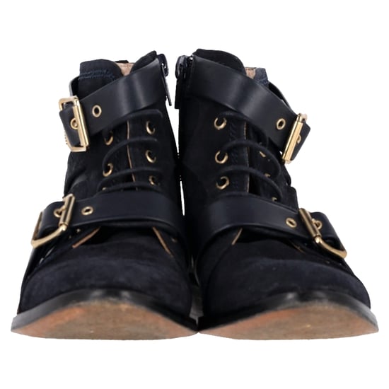 Chloé Ankle Boots aus schwarzem Wildleder mit Schnallen- und Schnürdetails - Image 2