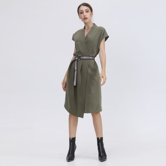 Mittellanges Kleid mit Wickeloptik und zusätzlichem Gürtel - Image 6