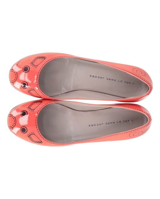 Marc Jacobs Ballettschuhe mit Mauskitzel-Muster aus orangenem Lackleder - Image 5