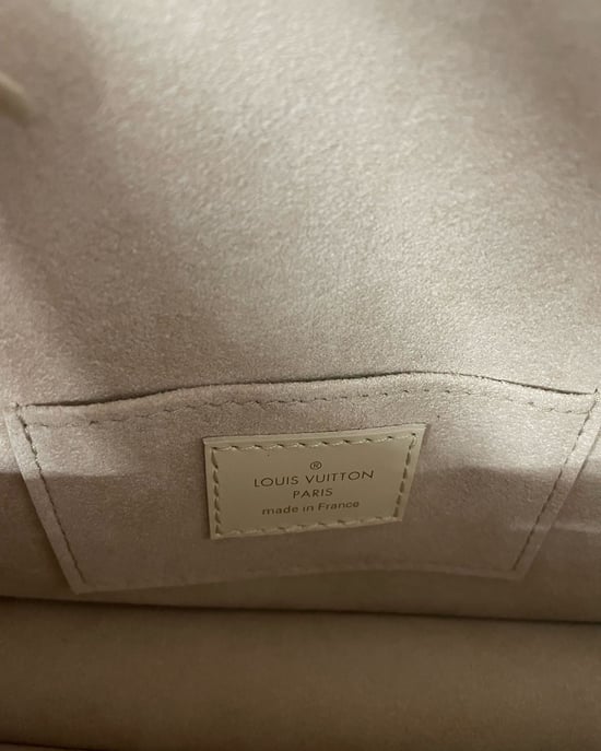 Louis Vuitton Dauphine East West Broderie Anglaise Handtasche aus beigem Kalbsleder - Image 3