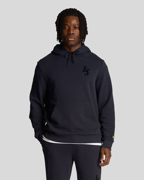Lyle & Scott Herren Club Emblem Hoodie in Dunkelblau - Image 1