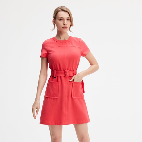 Kurzes Kleid mit aufgesetzten Taschen - Image 1
