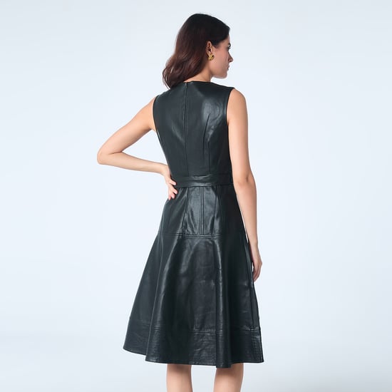 Ärmelloses, figurbetontes Kleid aus PU - Image 3
