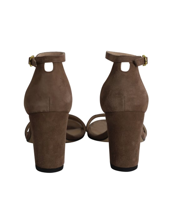 Stuart Weitzman Minimalistische High Heel Sandalen aus braunem Wildleder - Image 4