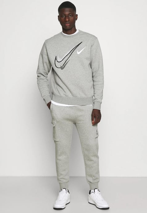 Nike Herren Multi Swoosh Crew Neck Trainingsanzug in Grau - Image 1