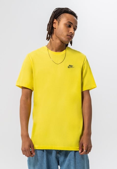 Nike Sportswear Club Herren-T-Shirt in Gelb - Image 1