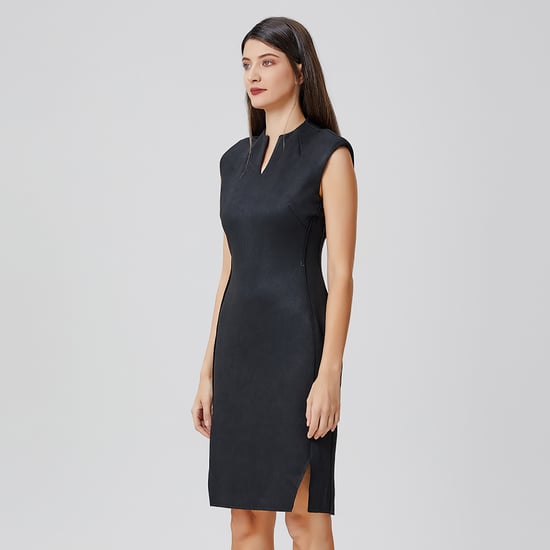 Tailliertes Kleid mit V-Ausschnitt - Image 3