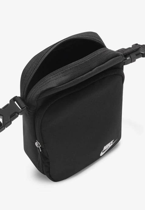 Nike Heritage Cross-Body Tasche in Schwarz - Image 4