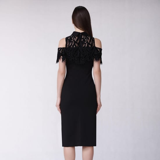 Angepasstes Kleid mit nackten Schultern und Spitzenlenkrad - Image 2