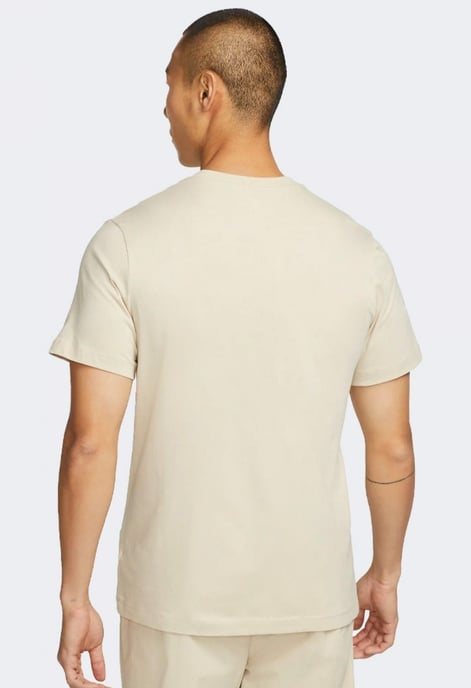 Nike Sportswear Club Herren-T-Shirt in Beige - Image 2