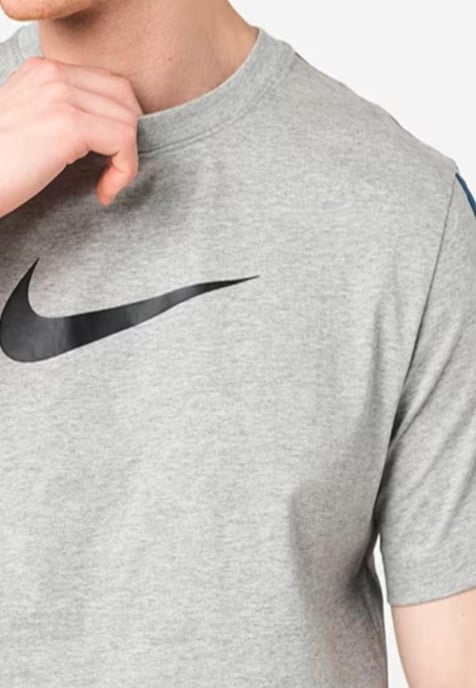 Nike Sportswear Repeat T-Shirt Club in Grau - Image 4