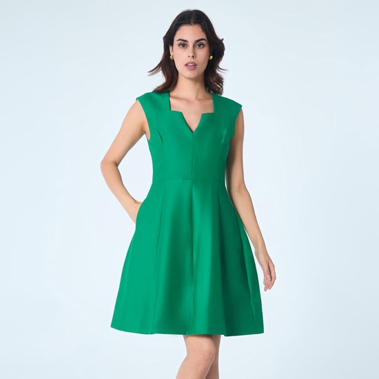 Kurzes Fit-and-Flare-Kleid aus Satin mit quadratischem V-Ausschnitt - Image 1